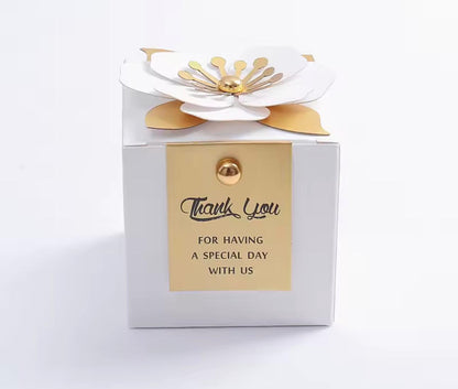 Boîte cadeau blanche avec détails dorés 6.5x6.5x6.5cm pour emballage professionnel manucure