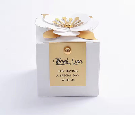Boîte cadeau blanche avec détails dorés 6.5x6.5x6.5cm pour emballage professionnel manucure