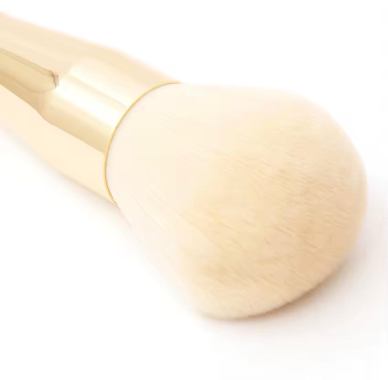 Détail brosse à ongles dorée avec poils doux - Accessoire hygiène salon