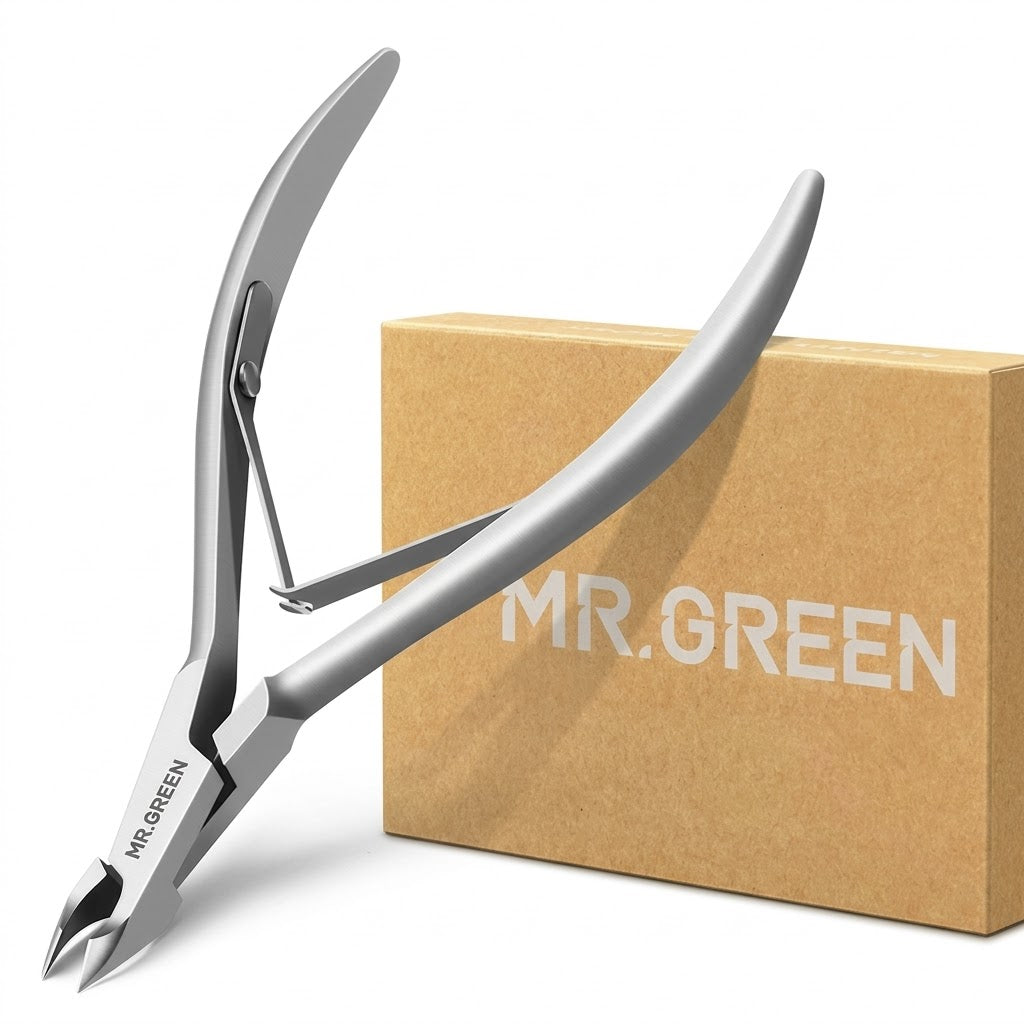 Gros plan sur la lame ultra-tranchante de la pince à cuticules MR.GREEN en acier inoxydable chirurgical