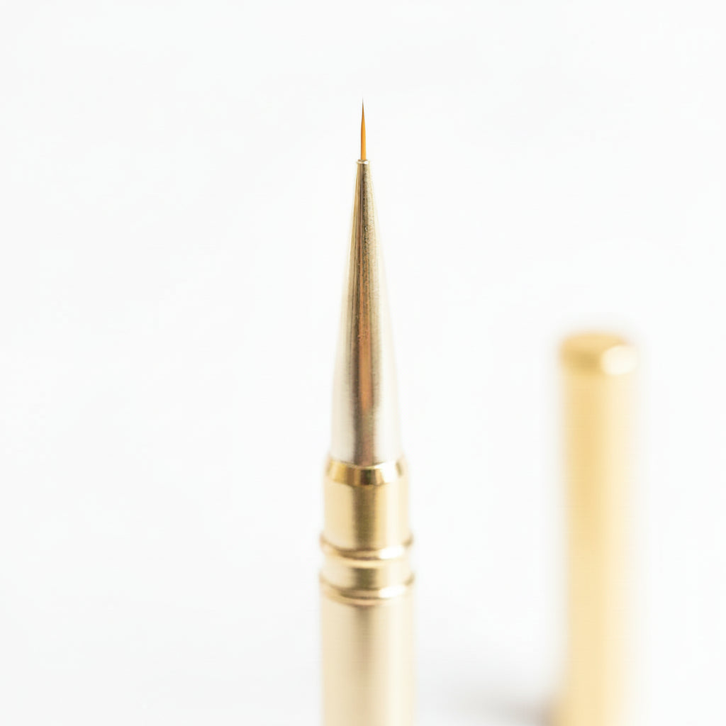 Pinceau liner doré nail art pointe ultra-fine 6mm avec capuchon de protection, manche doré élégant sur fond blanc.