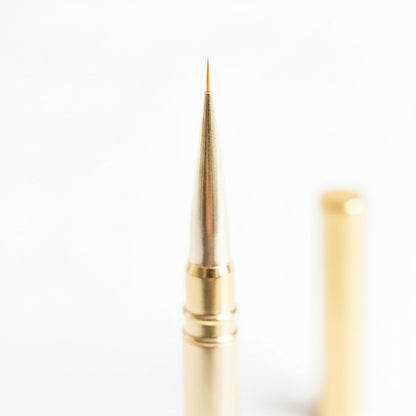 Pinceau liner doré nail art pointe ultra-fine 6mm avec capuchon de protection, manche doré élégant sur fond blanc.