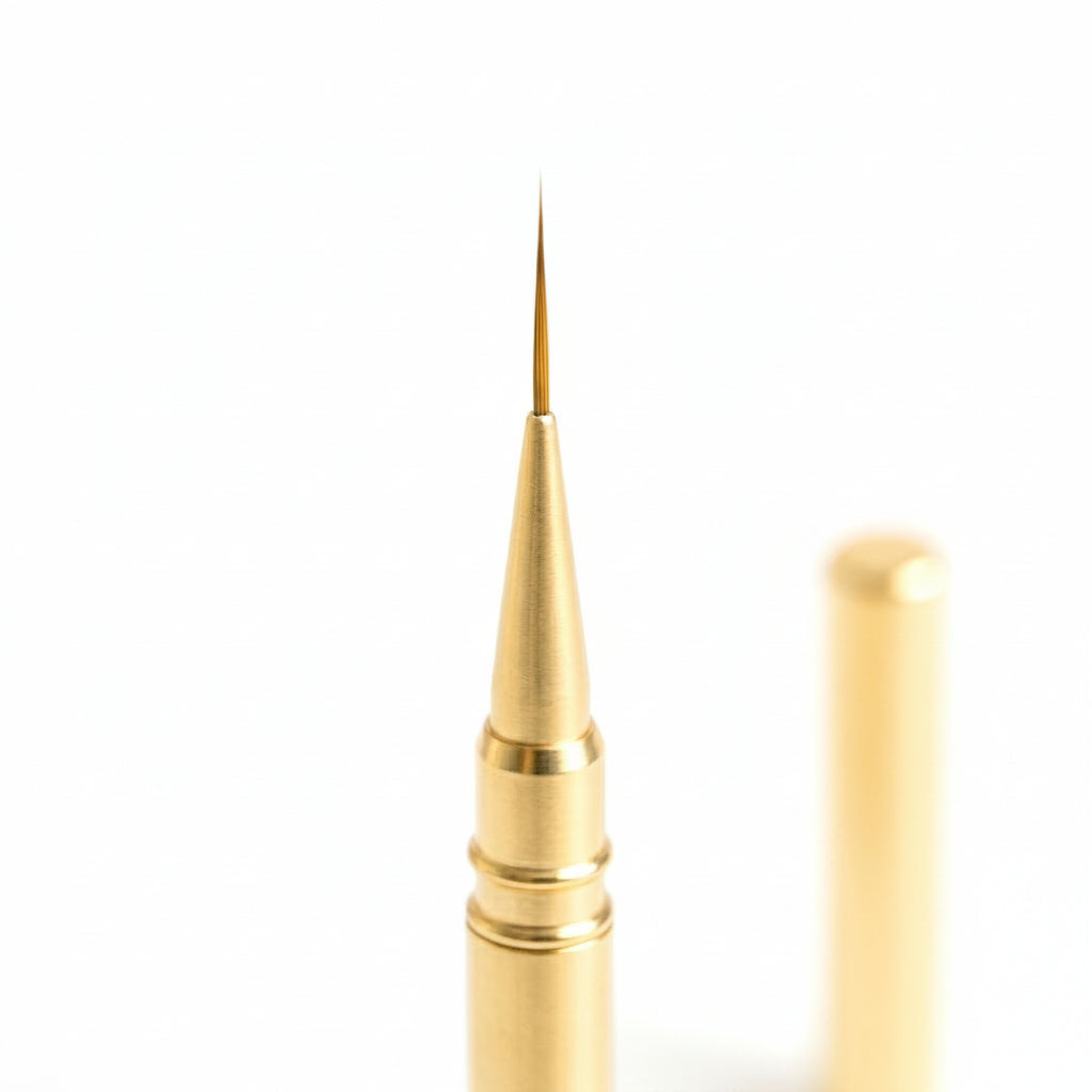 Gros plan sur la pointe fine de 9mm du pinceau liner doré nail art avec capuchon de protection