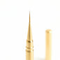 Gros plan sur la pointe fine de 9mm du pinceau liner doré nail art avec capuchon de protection