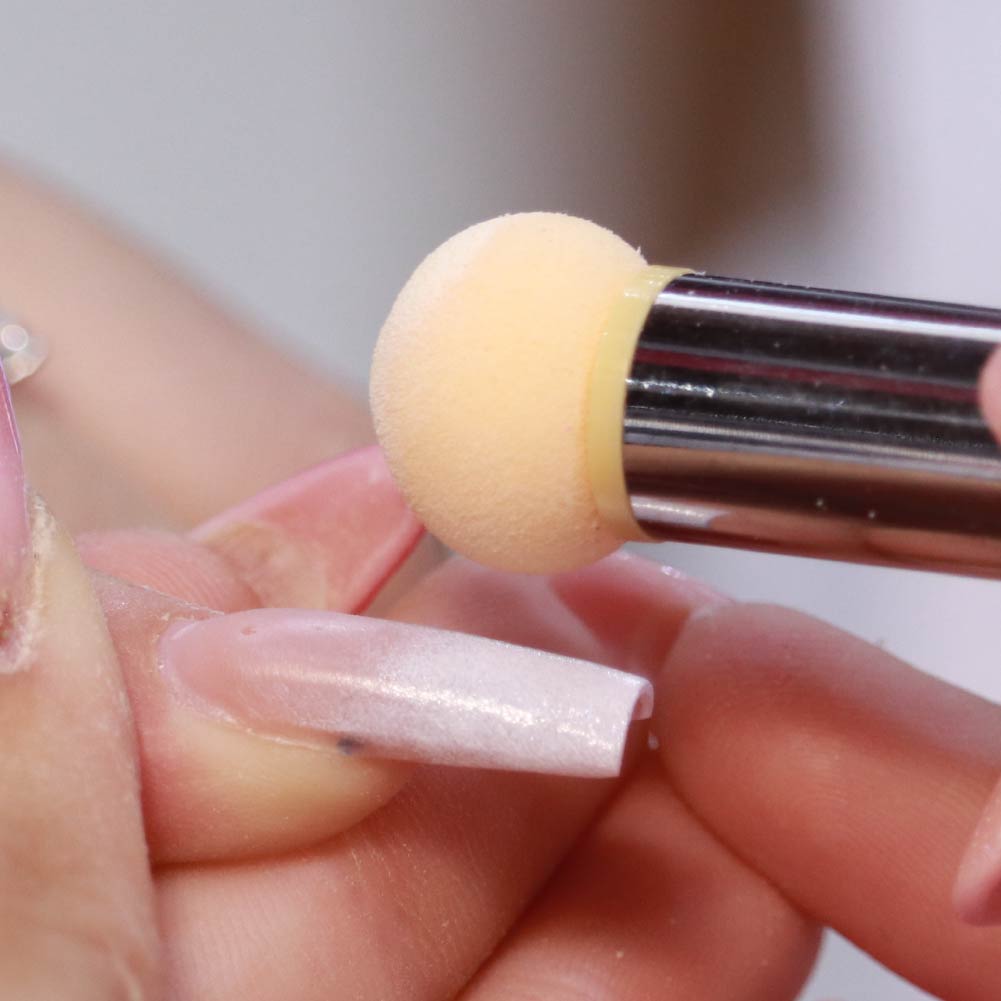Démonstration du Pinceau Éponge Nail Art Inocos créant un effet ombré sur un ongle
