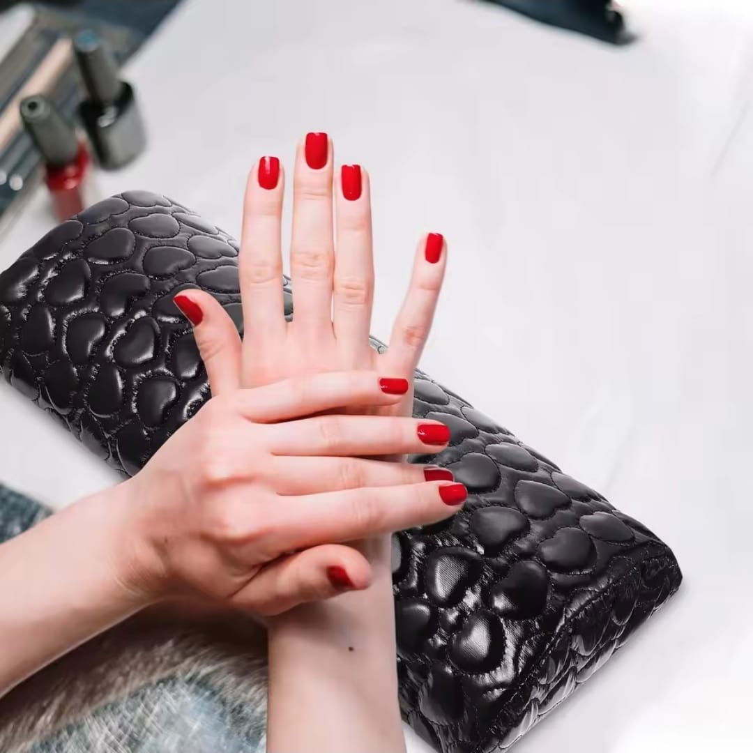 Vue rapprochée du Repose Mains Manucure Professionnel avec pieds métalliques robustes
