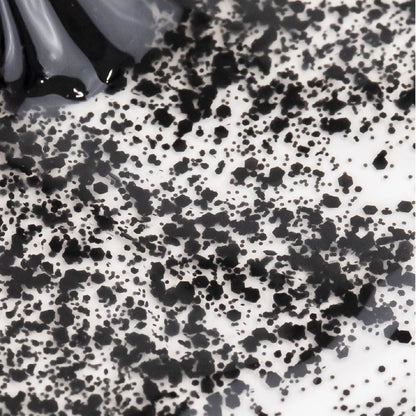 Application Top Coat INOCOS Dalmatien pois noir brillant sur ongles
