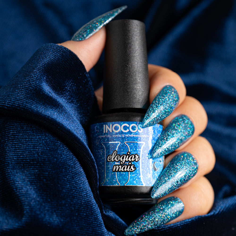 Application Vernis Gel INOCOS Elogiar Mais bleu glitter holo sur ongles
